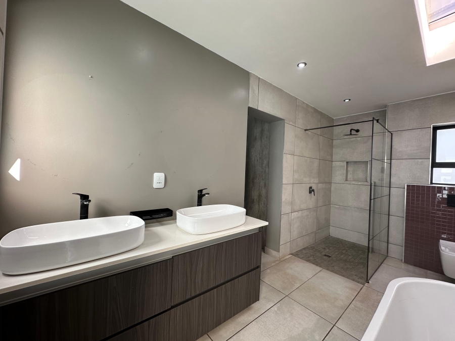 5 Bedroom Property for Sale in Leloko Lifestyle Estate North West